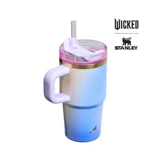 Op de afbeelding: Een Stanley-beker met een blauw-witte gradi&euml;nt, een roze deksel en een handvat. Op de beker staat het woord "WICKED" en het Stanley-logo. Twee kleine vogels zijn op de bodem van de beker gedrukt.