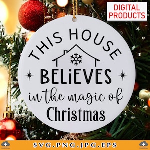 Cette maison croit en la magie de Noël SVG, décorations de Noël 2024 SVG, cadeaux de Noël SVG, dictons, fichiers de coupe pour Cricut, Svg, PNG
