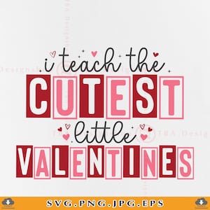 Peut inclure: Un design numérique avec le texte "i teach the CUTEST little VALENTINES" en rouge et rose, orné de cœurs et d'étoiles. Parfait pour la Saint-Valentin ou les cadeaux pour enseignants.