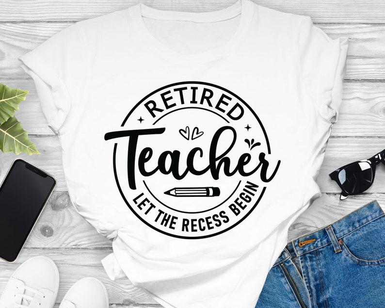 Op de afbeelding: Wit T-shirt met een zwart cirkelvormig ontwerp met de tekst "Gepensioneerde leraar Laat de pauze beginnen".