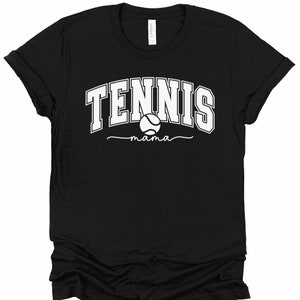 Może przedstawiać: Czarny T-shirt z białym napisem "Tennis mama" i grafiką piłki tenisowej.