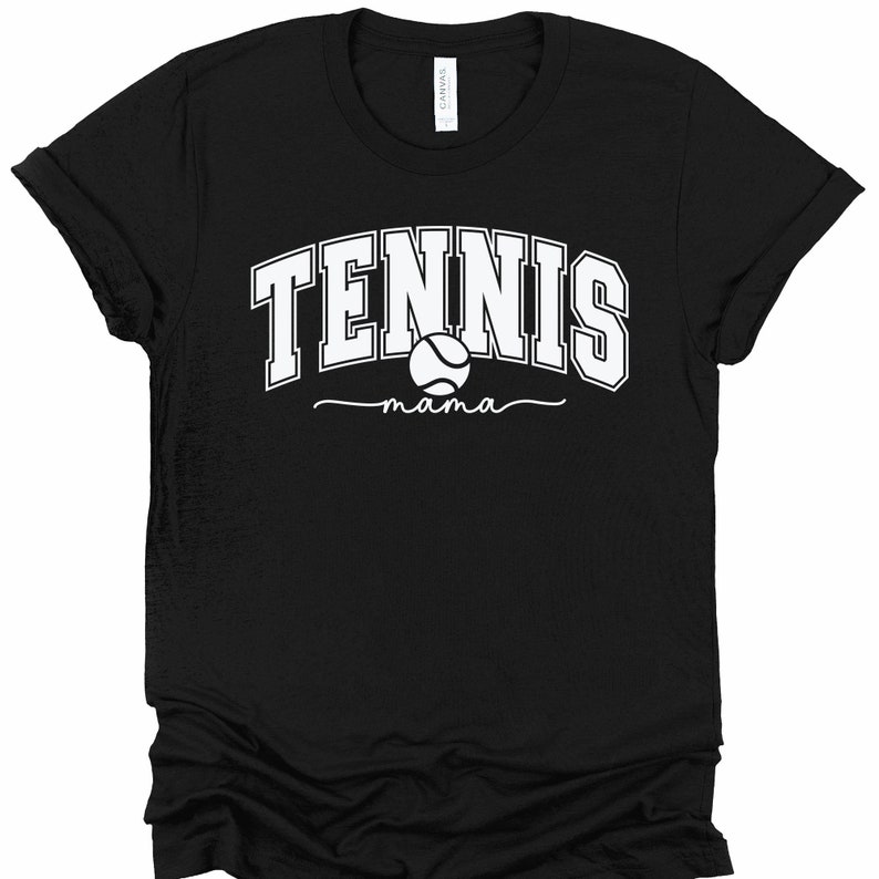 Może przedstawiać: Czarny T-shirt z białym napisem "Tennis mama" i grafiką piłki tenisowej.