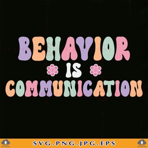 Può includere: Un design grafico colorato con il testo "BEHAVIOR IS COMMUNICATION" in un font retrò. Il testo è in tonalità di rosa, arancione, verde, viola e blu. Ci sono due fiori rosa con facce sorridenti gialle a sinistra e a destra della parola "IS".