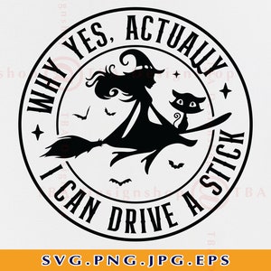 Può includere: Illustrazione in bianco e nero di una strega che vola su una scopa con un gatto nero. Il testo "Why yes, actually I can drive a stick" è scritto in un cerchio attorno alla strega.