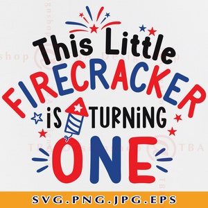 Puede incluir: Diseño gráfico rojo, blanco y azul con el texto "This Little Firecracker is Turning One". El diseño presenta fuegos artificiales y estrellas.