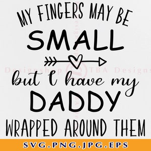 Mes doigts peuvent être petits, mais j’ai papa Svg, Baby Quotes SVG, Baby onesie chemise SVG, Cadeaux drôles bébé Svg, Svg Fichiers pour Cricut, SVG, Png