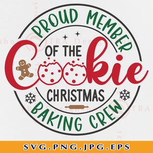 Könnte beinhalten: Ein grünes und rotes kreisförmiges Design mit dem Text "Proud Member of the Cookie Christmas Baking Crew". Das Design zeigt einen Lebkuchenmann, zwei Kekse, Schneeflocken und einen Nudelholz.