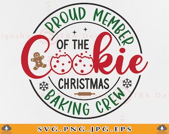 Może przedstawiać: Okrągły wzór w kolorze zielonym i czerwonym z tekstem "Proud Member of the Cookie Christmas Baking Crew". Wzór zawiera piernikowego ludzika, dwa ciasteczka, płatki śniegu i wałek do ciasta.