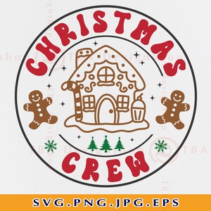 Può includere: Un cerchio rosso e bianco con il testo "Christmas Crew" in un font retrò. All'interno del cerchio c'è una casetta di pan di zenzero con un tetto marrone e rivestimenti bianchi, due omini di pan di zenzero e alcuni alberi di Natale verdi.