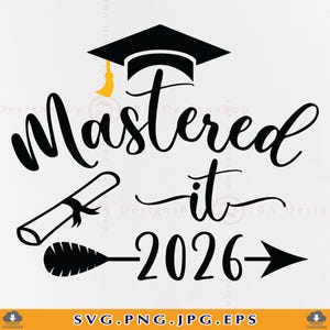 Può includere: Un cappello di laurea nero con un nappa dorata, le parole "Mastered it 2026" in un carattere corsivo e un'illustrazione di diploma. Il design include anche una freccia che punta verso destra. La parte inferiore dell'immagine ha il testo "SVG.PNG.JPG.EPS".