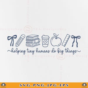 Op de afbeelding: Een marineblauwe afbeelding met schoolgerelateerde illustraties, waaronder een strik, potlood, boeken, een koffiekopje met een hart, een appel, een liniaal en nog een strik. De tekst "helping tiny humans do big things" staat eronder.