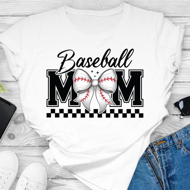 K&ouml;nnte beinhalten: Wei&szlig;es T-Shirt mit schwarzem Text "Baseball Mom" und einer wei&szlig;en Baseball-Schleife mit roten N&auml;hten.