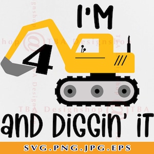 Peut inclure: Un excavateur jaune avec un godet gris, des roues noires et le texte "I'M 4 and Diggin' it" en noir. L'excavateur est sur un fond blanc.