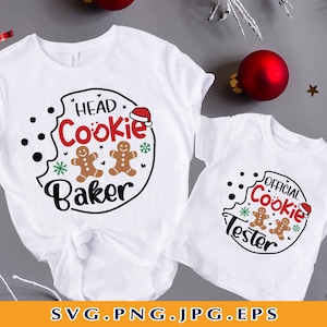 Puede incluir: Dos camisetas blancas con diseños navideños. Una dice "Head Cookie Baker" con hombres de jengibre y un gorro de Papá Noel. La otra dice "Official Cookie Tester". Ropa festiva navideña.