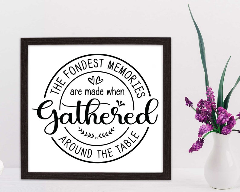 Targa In Legno Rustica Con Frase In Inglese | The Fondest Memories Are Made Gathered At The Table | 45x15 Cm
