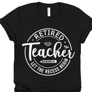 Op de afbeelding: Zwart T-shirt met een witte cirkelvormige afbeelding met de tekst "Gepensioneerde leraar Laat de pauze beginnen" met een potlood en twee harten in de cirkel.