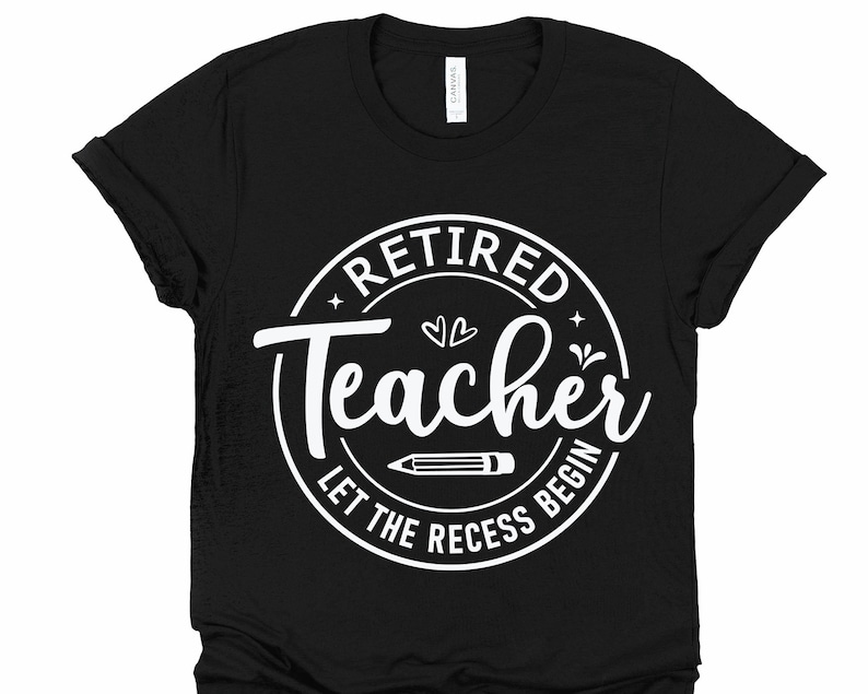 Op de afbeelding: Zwart T-shirt met een witte cirkelvormige afbeelding met de tekst "Gepensioneerde leraar Laat de pauze beginnen" met een potlood en twee harten in de cirkel.