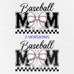 K&ouml;nnte beinhalten: Zwei Versionen eines schwarz-wei&szlig;en Grafikdesigns mit dem Text "Baseball Mom" in einer verwitterten Schriftart. Die Grafik zeigt eine wei&szlig;e Schleife mit roten N&auml;hten und einem Baseballmuster.