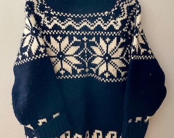 Vintage Wool Sweater / Pullover / Snowflake Pattern / Navy & Cream