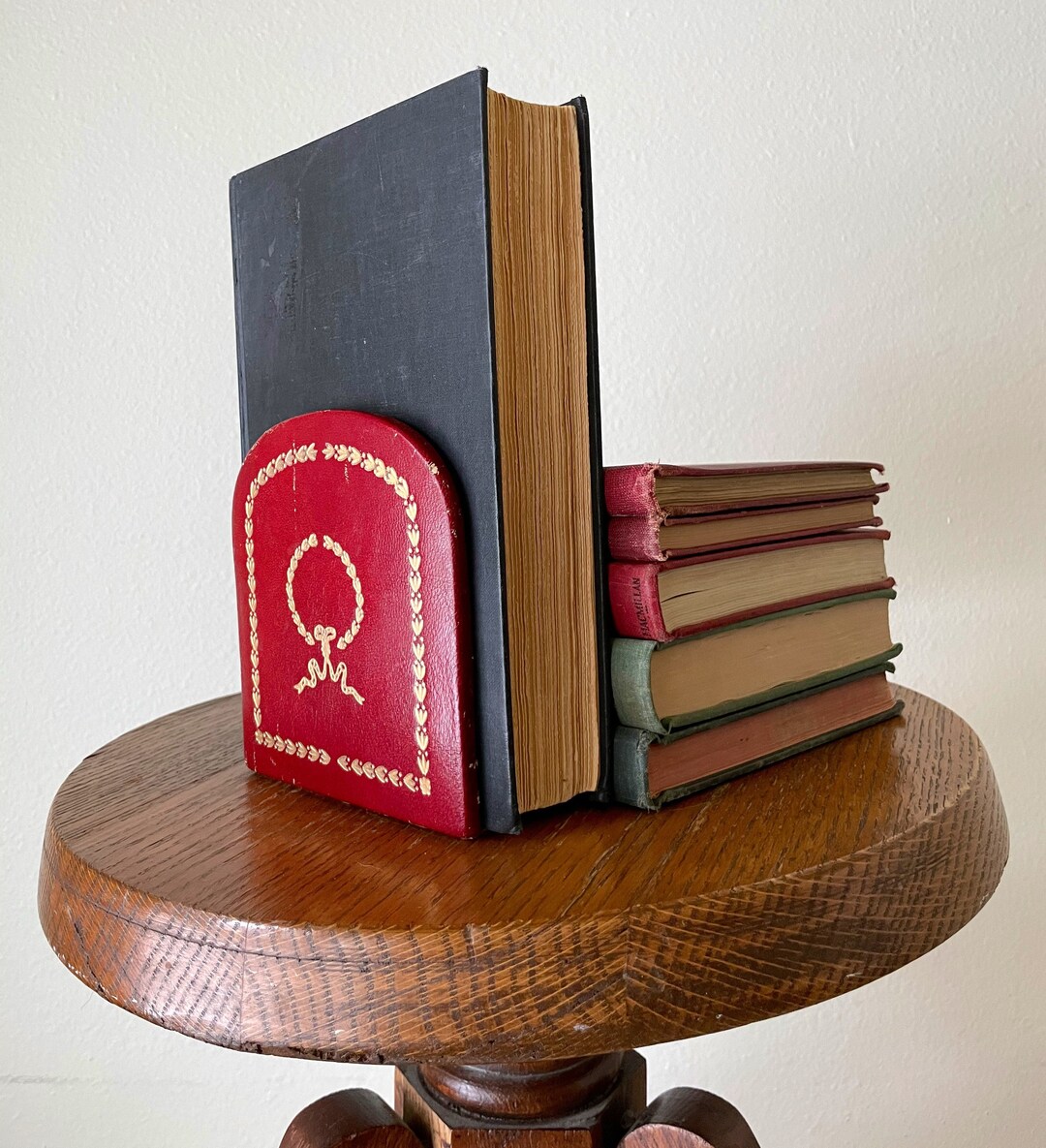 Vintage rojo y oro Bookend / Cuña de libro antiguo / Corona de Etsy