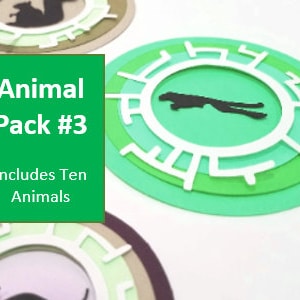 Puede incluir: El paquete de animales n.º 3 incluye diez animales. La imagen muestra tres diseños circulares con siluetas de animales. Los diseños están superpuestos con diferentes tonos de verde, marrón y blanco. El texto "Animal Pack #3" está en un cuadro verde.