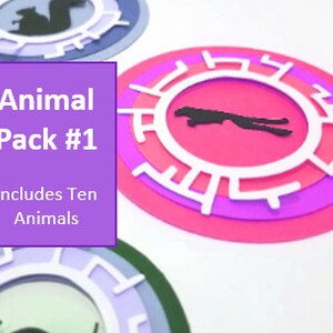 Puede incluir: Animal Pack #1 incluye diez animales. La imagen muestra recortes de papel en capas de colores de animales, incluyendo una ardilla y un guepardo. Los recortes son circulares con un diseño geométrico blanco en los bordes. El fondo es blanco.