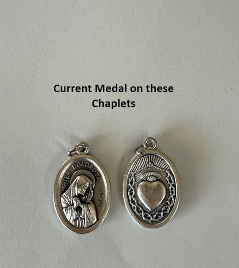 K&ouml;nnte beinhalten: Zwei ovale religi&ouml;se Medaillen aus Silber. Eine zeigt eine Frau mit dem Text "MATER DOLOROSA ITALY". Die andere Medaille hat ein Herzdesign. Der Text "Current Medal on these Chaplets" steht &uuml;ber den Medaillen.