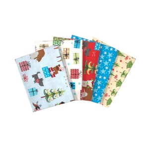 以下が含まれることがあります： クリスマスのテーマで、さまざまなパターンが施された6つのファブリック正方形のセット。青い正方形にはトナカイ、赤い正方形にはクリスマスツリー、白い正方形にはプレゼント、青い正方形には星、白い正方形にはクマ、ベージュの正方形にはクリスマスツリーが描かれています。