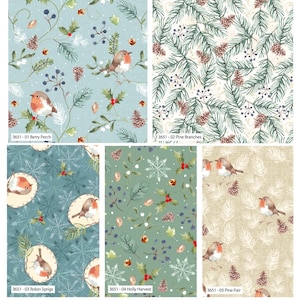 Könnte beinhalten: Stoffkollektion "Feathered Foliage" von Susan Wheeler mit Illustrationen von Rotkehlchen, Kiefernzweigen, Beeren und Schneeflocken. Die Designs sind auf verschiedenen Hintergründen mit einer Farbpalette aus Blau-, Grün- und Cremetönen. Der Stoff ist 100% Baumwolle.