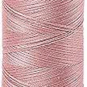 Puede incluir: Una bobina de hilo Aurifil de color rosa claro. La bobina tiene tapas de plástico naranja en la parte superior e inferior, con las palabras "AURIFIL" y "100% COTTON" impresas. El hilo está bien enrollado alrededor de la bobina.