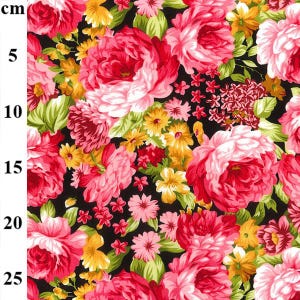 Könnte beinhalten: Ein Stoff mit floralem Muster, das große rosa und rote Rosen, kleine gelbe und rosa Blüten und grüne Blätter auf schwarzem Hintergrund zeigt. Das Muster erinnert an einen Vintage-Blumenstil, geeignet für verschiedene Bastelprojekte.