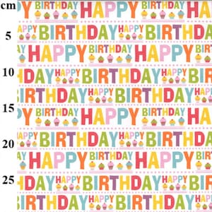 Peut inclure: Un motif répétitif avec les mots "HAPPY BIRTHDAY" en différentes couleurs vives, avec de petites illustrations de cupcakes. Le motif est sur un fond blanc.