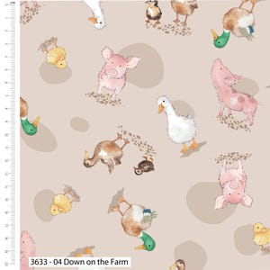 Op de afbeelding: Stof met een herhalend patroon van boerderijdieren, waaronder eenden, varkens en ganzen, in aquarel stijl. De dieren worden in verschillende poses afgebeeld op een beige achtergrond met grote, lichtbruine vlekken. De tekst "3633 - 04 Down on the Farm" staat onderaan.