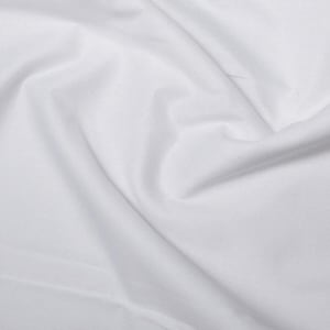以下が含まれることがあります： 柔らかい折り目と微妙な影のある白い生地のクローズアップ。 生地は滑らかで軽量に見え、流れるような質感の効果を生み出しています。 全体的な印象は、清潔で手つかずのテキスタイルです。