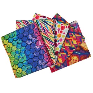 Pode incluir: Uma coleção de peças de tecido coloridas com vários padrões. Os tecidos exibem designs como um padrão de favo de mel, redemoinhos abstratos e formas geométricas. A paleta de cores inclui tons vibrantes de azul, verde, rosa, amarelo e vermelho.