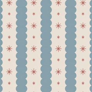 Può includere: Un motivo ripetitivo con strisce verticali di bande blu dal bordo smerlato che si alternano a bande color crema. Le bande color crema sono decorate con una serie di piccole e grandi forme di stelle rosse disposte in linea verticale.