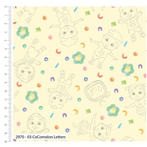 K&ouml;nnte beinhalten: Ein gelber Stoff mit einem sich wiederholenden Muster aus Comicfiguren, Blumen und bunten Formen. Die Figuren sind in Schwarzwei&szlig; umrandet. Der Text "2970-03 CoComelon Letters" ist unten links aufgedruckt.