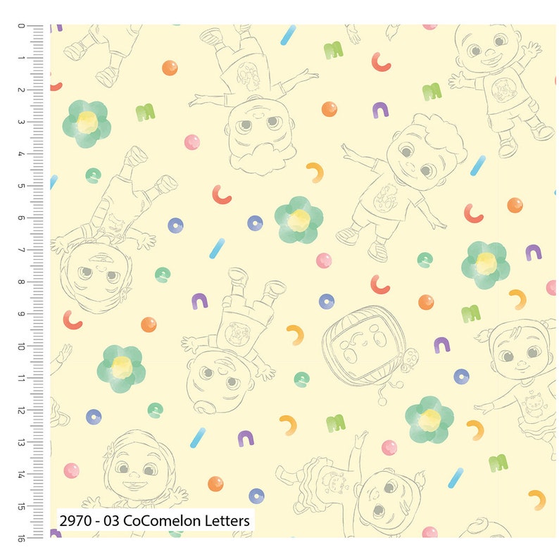 K&ouml;nnte beinhalten: Ein gelber Stoff mit einem sich wiederholenden Muster aus Comicfiguren, Blumen und bunten Formen. Die Figuren sind in Schwarzwei&szlig; umrandet. Der Text "2970-03 CoComelon Letters" ist unten links aufgedruckt.