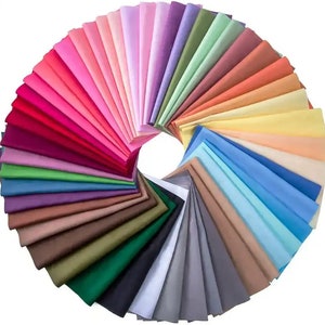 Peut inclure: Un éventail circulaire d'échantillons de tissu aux couleurs vives. La gamme comprend des roses, des rouges, des bleus, des verts et des tons neutres. Le tissu semble lisse et léger, parfait pour les projets de couture ou de création.