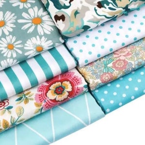 CraftsFabrics 8 pezzi di tessuto di cotone a righe con pois blu e farfalle, 50 x 40 cm di larghezza, per patchwork, quilting, cucito e cuscini.