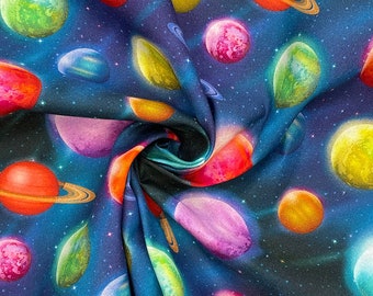 Może przedstawiać: Tkanina z ciemnoniebieskim tłem kosmosu z powtarzającym się wzorem kolorowych planet, w tym pomarańczowych, żółtych, zielonych i różowych kul, niektóre z pierścieniami, rozrzuconych na tle drobnych białych gwiazd w wirującym, zebranym układzie.