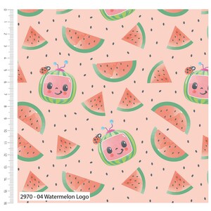 K&ouml;nnte beinhalten: Ein rosa Hintergrund mit einem sich wiederholenden Muster aus Wassermelonenst&uuml;cken und Cartoon-Wassermelonenfiguren mit Marienk&auml;fer-Akzenten. Der Text "2970-04 Watermelon Logo" befindet sich am unteren Rand des Bildes.