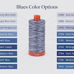 Pode incluir: Um carretel de linha mesclada com um padrão em ziguezague azul e branco, com topo e base de plástico laranja com o número 4140 impresso na parte inferior. A imagem inclui uma tabela intitulada Blues Color Options com vários tons de azul.