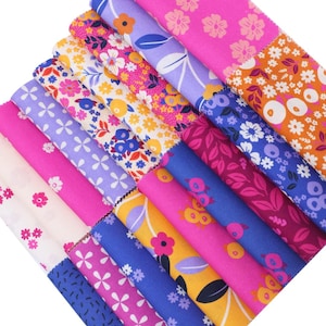 Puede incluir: Una colección de muestras de tela floral colorida. Las telas presentan varios patrones, incluyendo flores, hojas y formas geométricas, en tonos de rosa, morado, azul, amarillo y naranja. Las muestras están dispuestas en una pila diagonal.