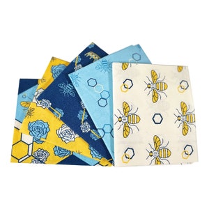 Peut inclure: Un ensemble de six carrés de tissu avec un motif d'abeille et de nid d'abeille dans des tons de jaune, bleu et blanc. Les carrés de tissu sont parfaits pour le quilting, l'artisanat ou d'autres projets de couture.