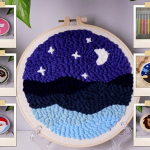 Könnte beinhalten: Eine Sammlung von Stickrahmen mit verschiedenen Designs, darunter ein Einhorn, ein Faultier, ein Weihnachtsmann, ein Löwe und eine sternenklare Nachtszene. Die Rahmen sind aus Holz und haben einen weißen Stoffhintergrund. Die Designs werden mit Garn und einer Punch-Needle-Technik erstellt.