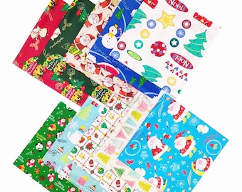 Könnte beinhalten: Ein Set aus zehn Weihnachts-Geschenkpapierbögen mit verschiedenen Designs, die Weihnachtsmann, Schneemänner, Rentiere, Weihnachtsbäume und andere festliche Motive zeigen. Die Papiere sind in verschiedenen Farben, darunter Rot, Grün, Blau, Weiß und Gelb.