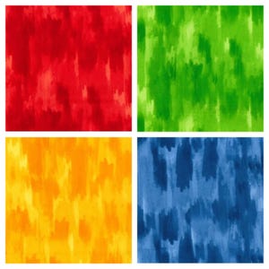 Puede incluir: Un juego de tres tazas de cerámica con un acabado moteado y mate. Cada taza presenta un color diferente: azul claro, crema y gris. Las tazas tienen un diseño simple y moderno y un asa cómoda.