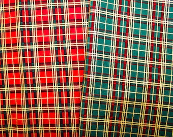Könnte beinhalten: Roter und grüner karierter Stoff mit einem goldenen Faden, der durch ihn verläuft. Der Stoff ist in einem traditionellen Karomuster gewebt.