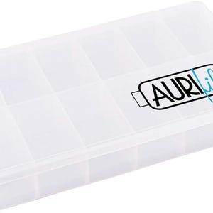 Estojo de armazenamento de linha Aurifil em plástico branco translúcido, compacto e transparente, para 12 carretéis grandes de Aurifil.